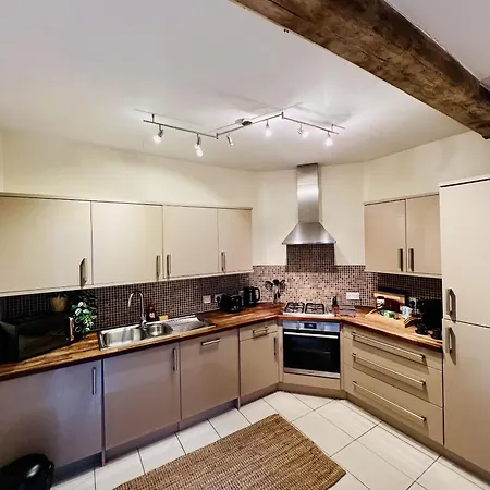 The Mews: Central Worcester Gated House with Cricket Club Views Exterior photo