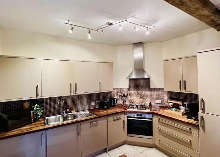The Mews - Worcester City - House - Gated - Self Check In - Free Wifi - 2 Doubles - Sleeps 6 - Free Nearby Parking