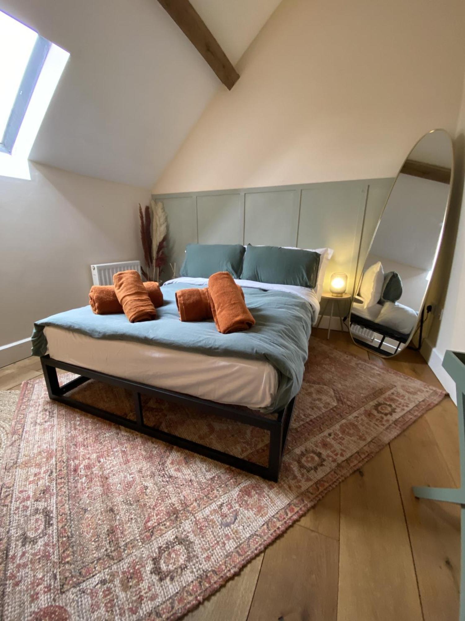 The Mews: Gated House With Cricket Club Views * Worcester